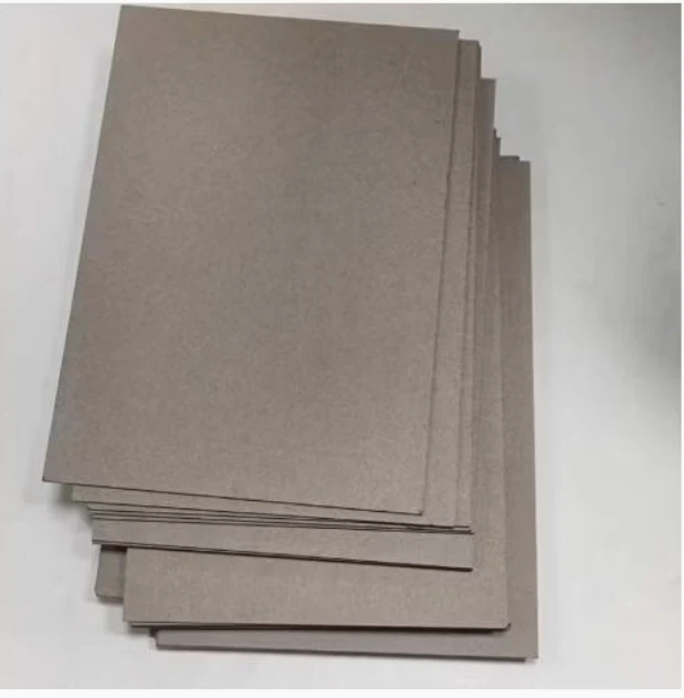 V razsutem stanju reciklirate sivi papir karton